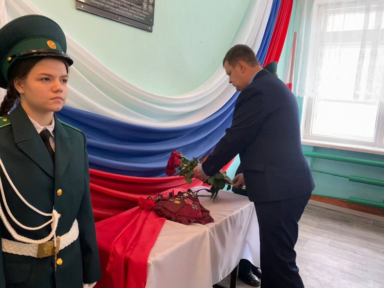 Глава района Артём Курочкин принял участие в церемонии открытия мемориальной доски в память об участнике СВО
