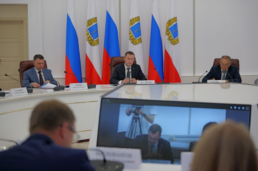 Губернатор Роман Бусаргин провел постоянно действующее совещание с участием зампредов и министров Правительства области, а также глав районов