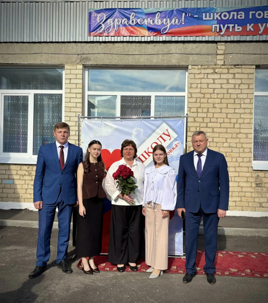 Глава района Андрей Кушнарёв пообщался с молодыми педагогами Хватовской школы