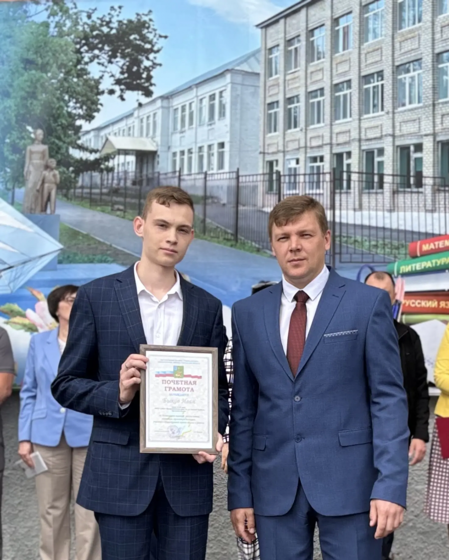 Глава района Андрей Кушнарёв посетил торжественную линейку в СОШ № 1 Базарного Карабулака