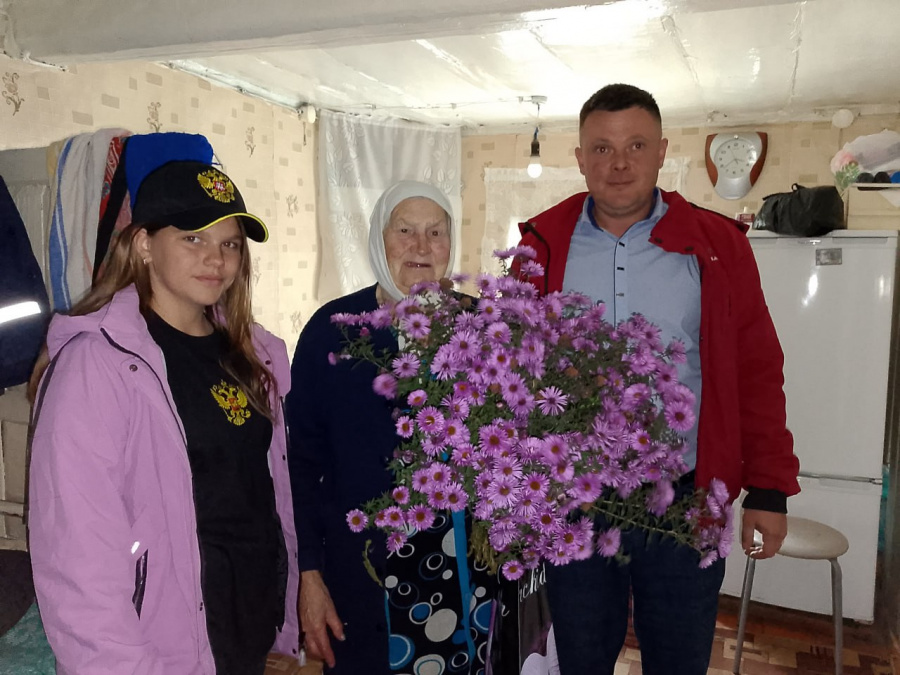 Глава администрации Большечечуйского муниципального образования Дмитрий Горшков навестил труженицу тыла Екатерину Ивановну Макарову