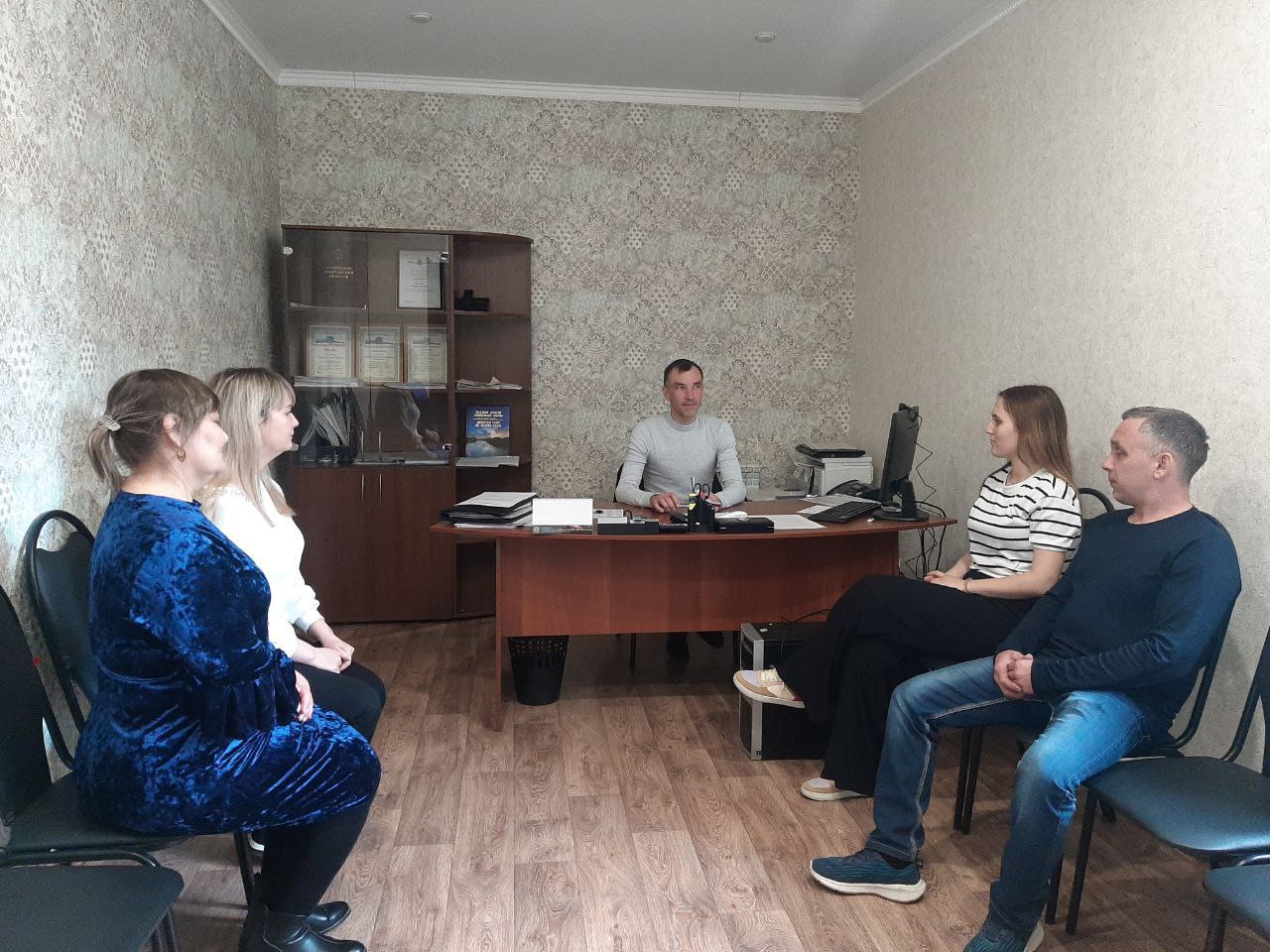 Постоянно действующие совещания глав администраций муниципальных образований с представителями учреждений социальной сферы позволяют распланировать работу на местах, обсудить имеющиеся проблемы и задачи и пути их решения