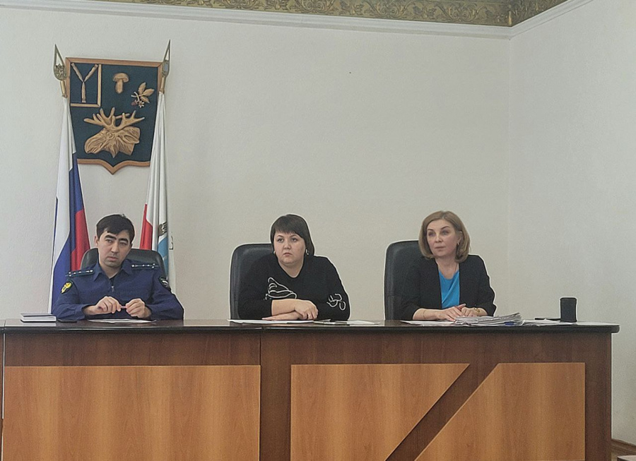В администрации района прошло очередное заседание комиссии по делам несовершеннолетних и защите их прав
