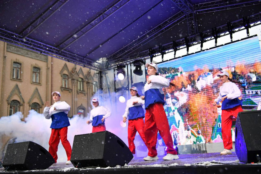 В Саратове на площади у консерватории 4 ноября состоялся фестиваль национальных культур, посвященный Дню народного единства