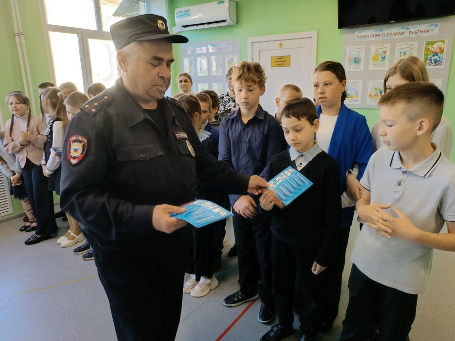 В Базарно-Карабулакском районе полицейские провели в школе беседу по профилактике мошенничества с использованием IT-технологий