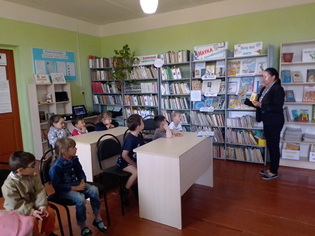 «Здесь живут книжки»                                                                                           Экскурсия в библиотеку