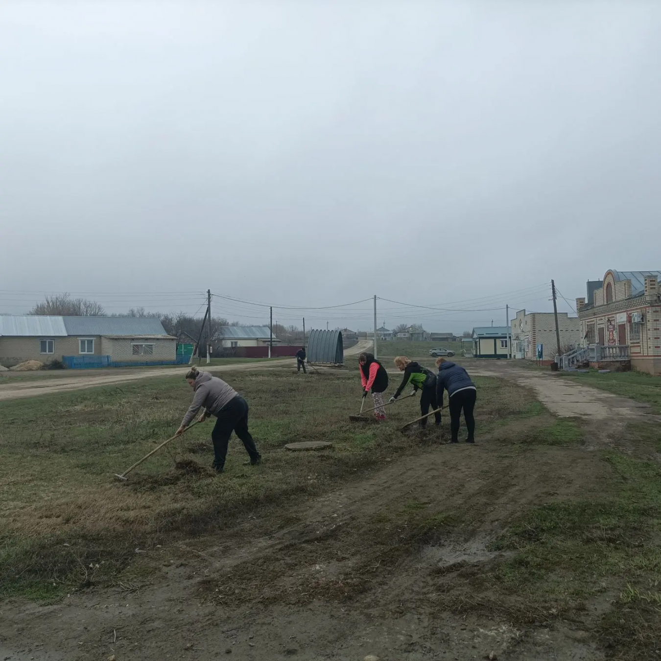 Врип главы администрации Старожуковского МО Светлана Осипова организовала очередной субботник