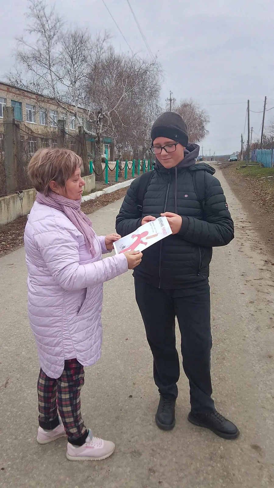 12 ноября работники Сухокарабулакского СДК провели на улицах села акцию среди подростков "Мы против курения" 12 ноября работники Сухокарабулакского СДК провели на улицах села акцию среди подростков "Мы против курения"