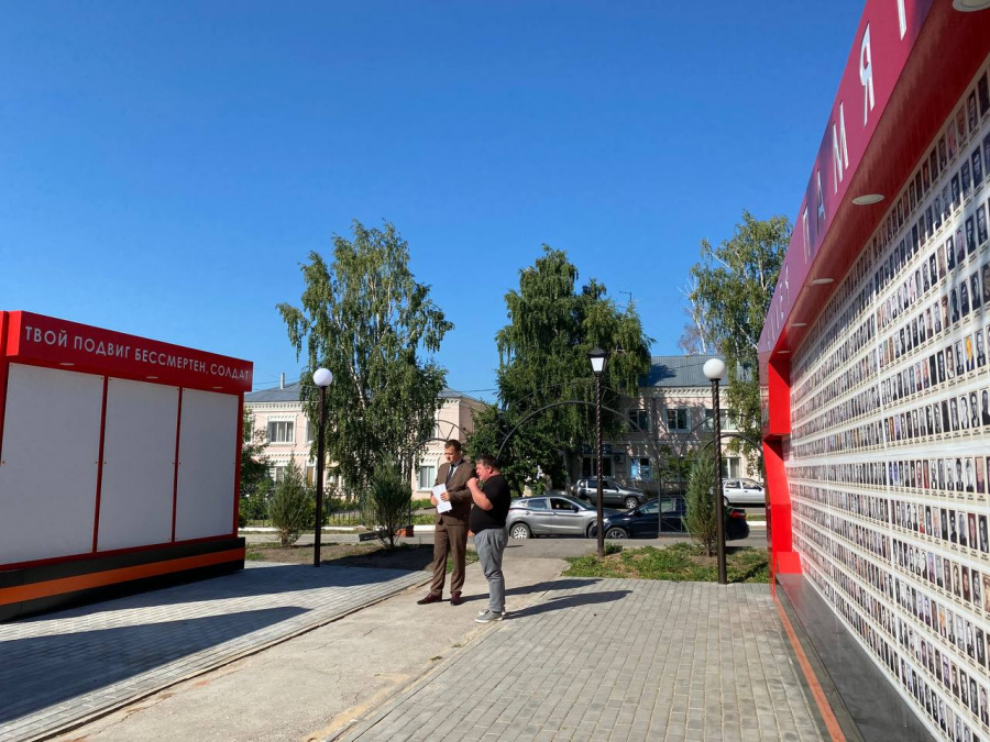 Врип главы района А. Д. Курочкин посетил Аллею Памяти в Базарном Карабулаке, которая в этом году получила продолжение Врип главы района А. Д. Курочкин посетил Аллею Памяти в Базарном Карабулаке, которая в этом году получила продолжение