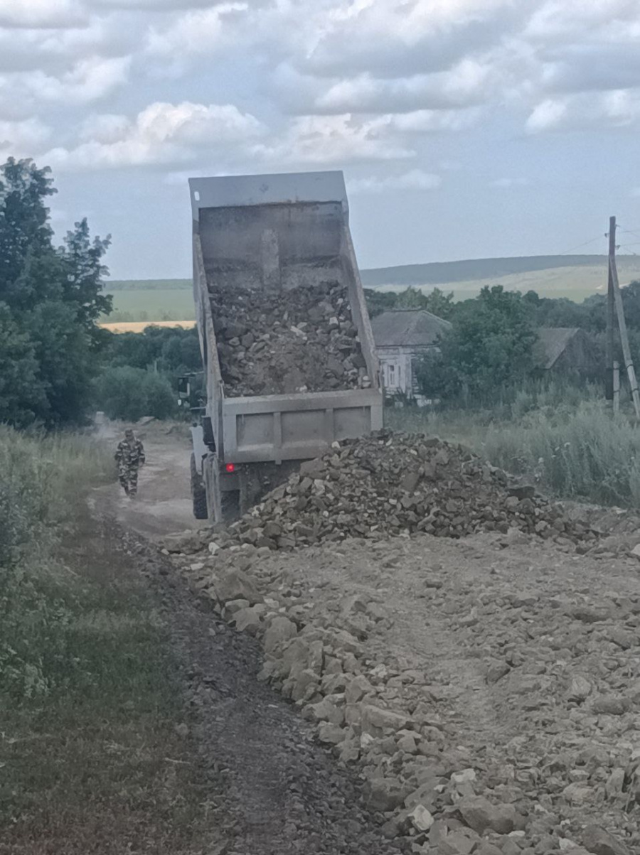 Врип главы администрации Старожуковского МО проконтролировала отсыпку сельских дорог Врип главы администрации Старожуковского МО проконтролировала отсыпку сельских дорог