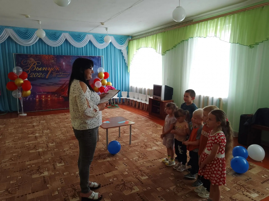  18 июня сотрудник сельского дома культуры села Тепляковка провёл для дошкольников познавательную викторину «С любовью к России»