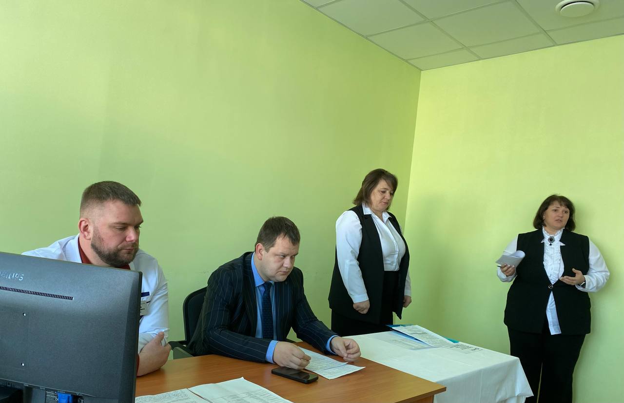 Глава района Артём Курочкин и главный врач Базарно-Карабулакской районной больницы Денис Савельев встретились с будущими студентами-медиками, планирующими проходить обучение по целевому направлению