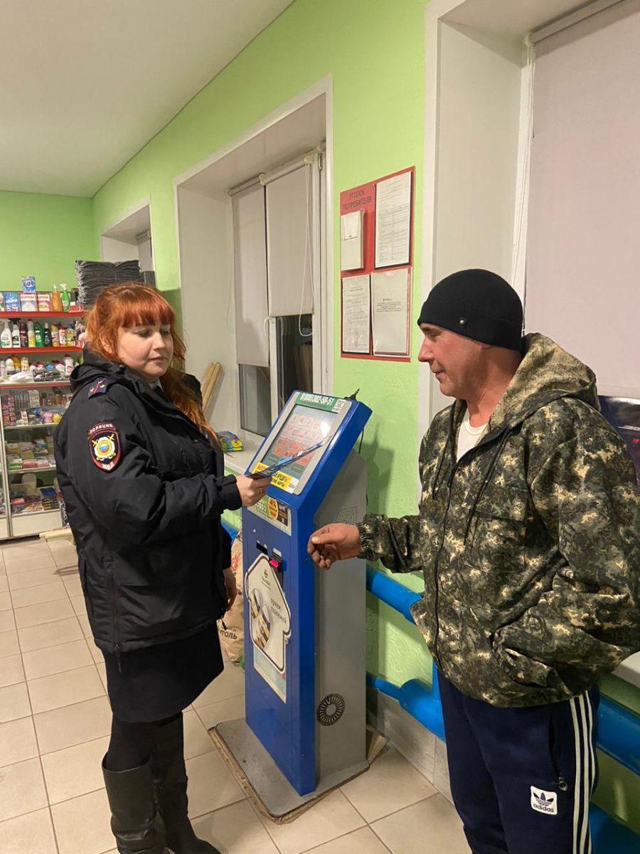 Полицейские проводят мероприятия, направленные на информирование жителей о способах мошенничества