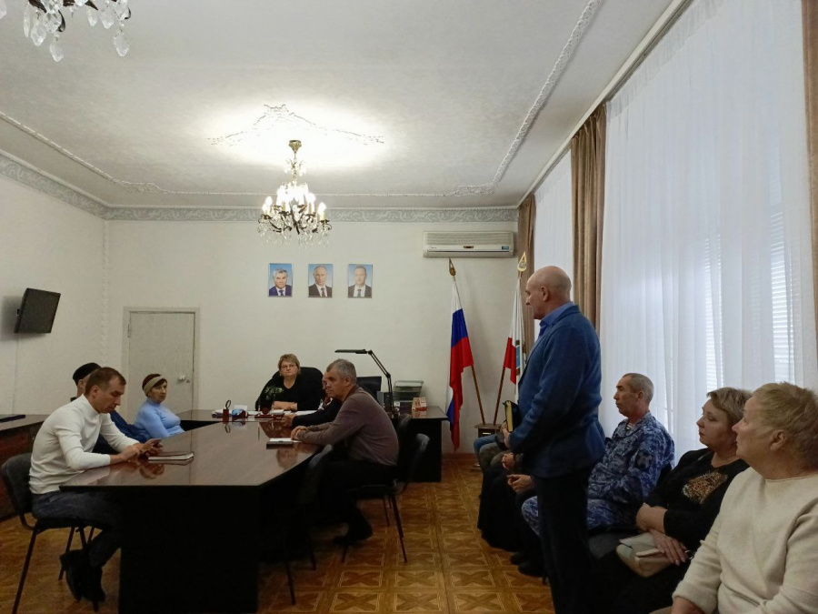 В преддверии Дня народного единства в кабинете главы района Н.В.Трошиной собрались руководители общественных объединений, национальных диаспор и различных конфессий