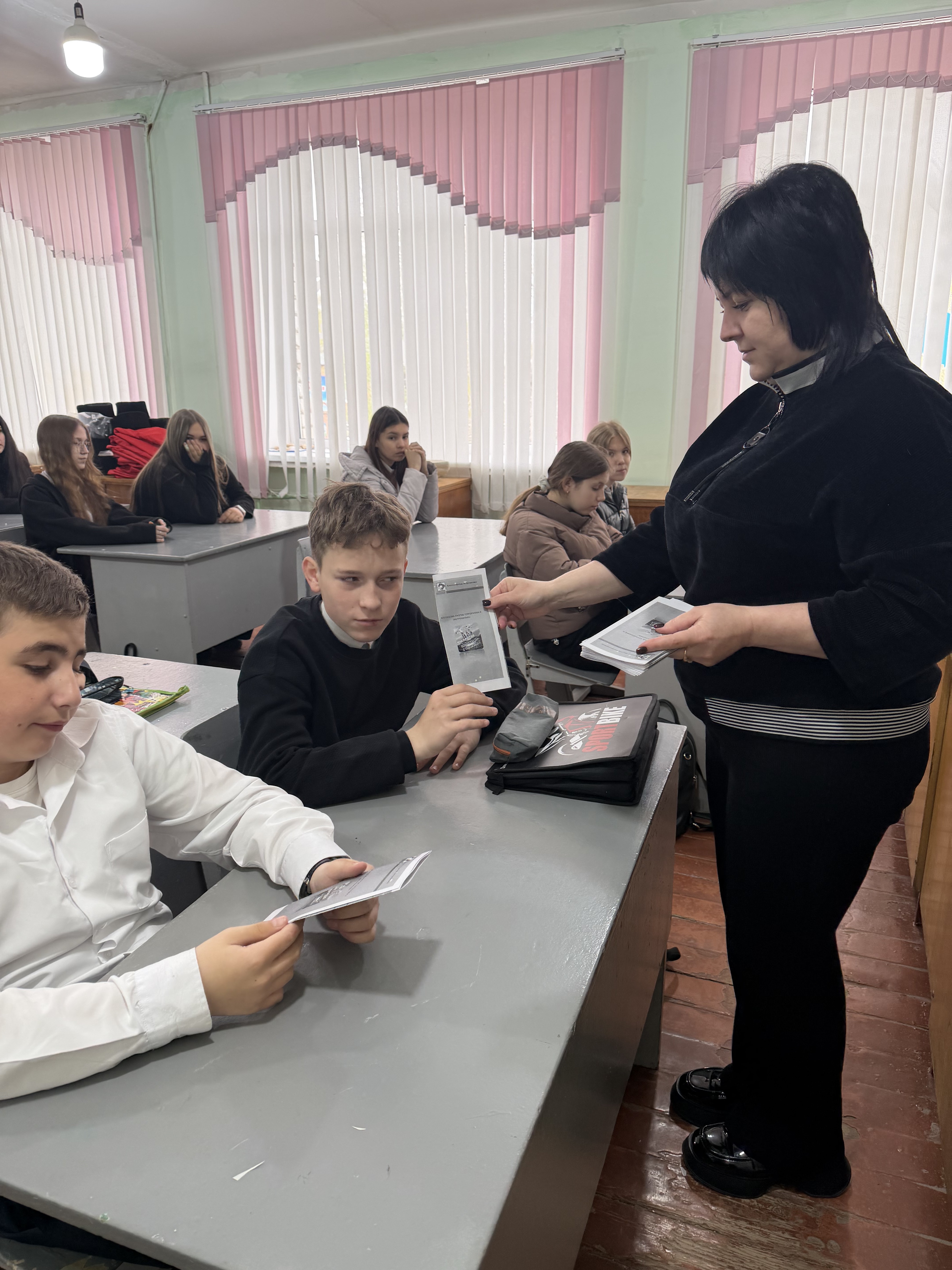 В Базарно-Карабулакском районе член Общественного совета провела профилактическую встречу с учащимися по противодействию экстремизму