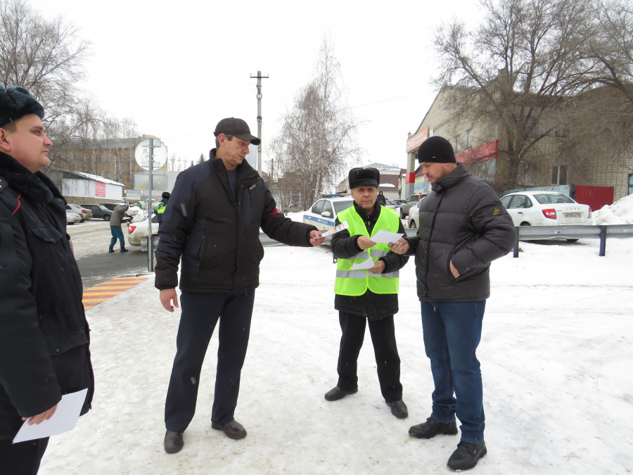 В Базарно-Карабулакском районе полицейские вместе с дружинниками провели профилактическое мероприятие по предупреждению мошенничества