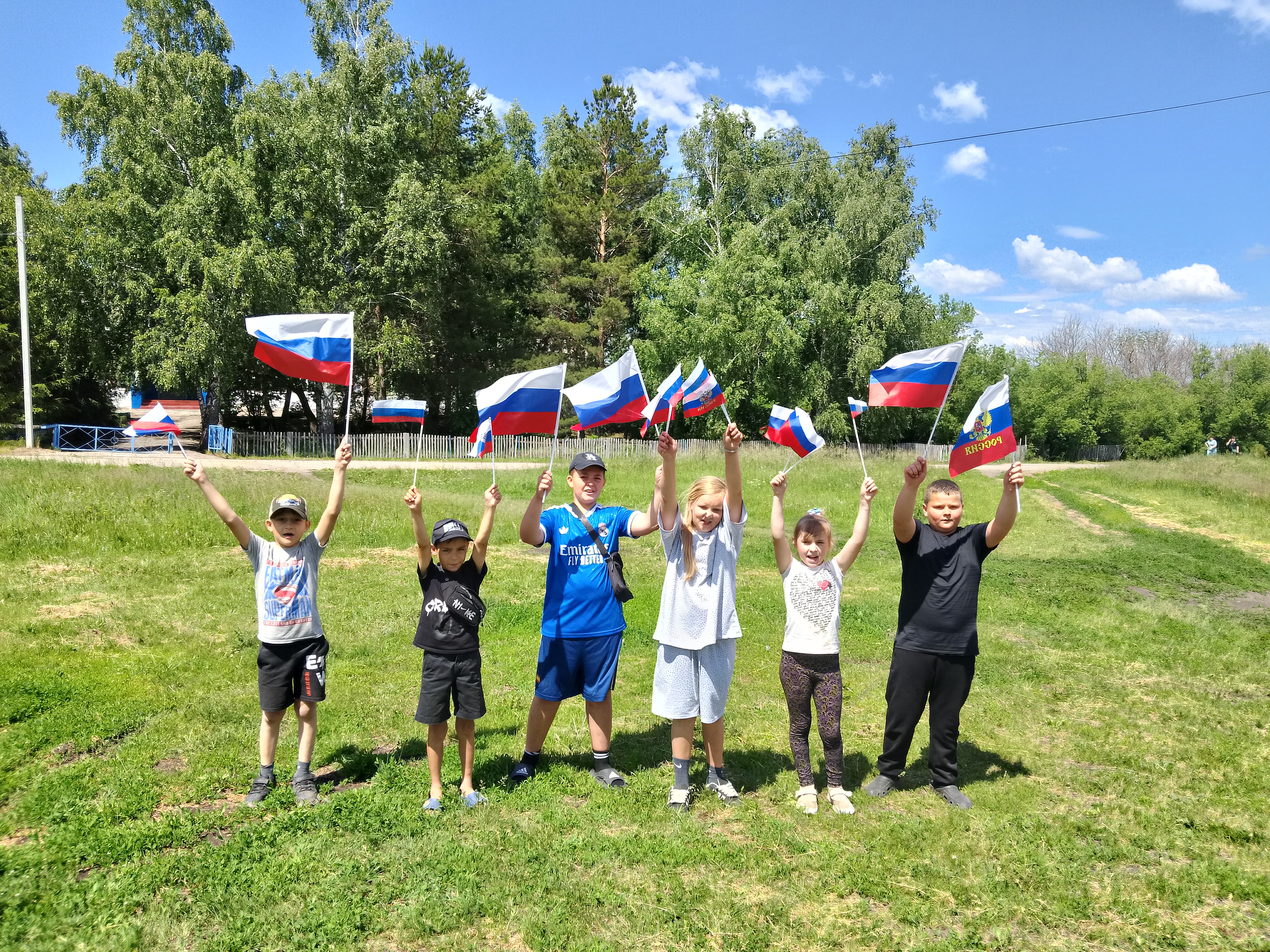 В рамках мероприятий, посвящённых празднованию Дня России, на базе Первоханенëвского СДК проходит акция «Флаги России»
