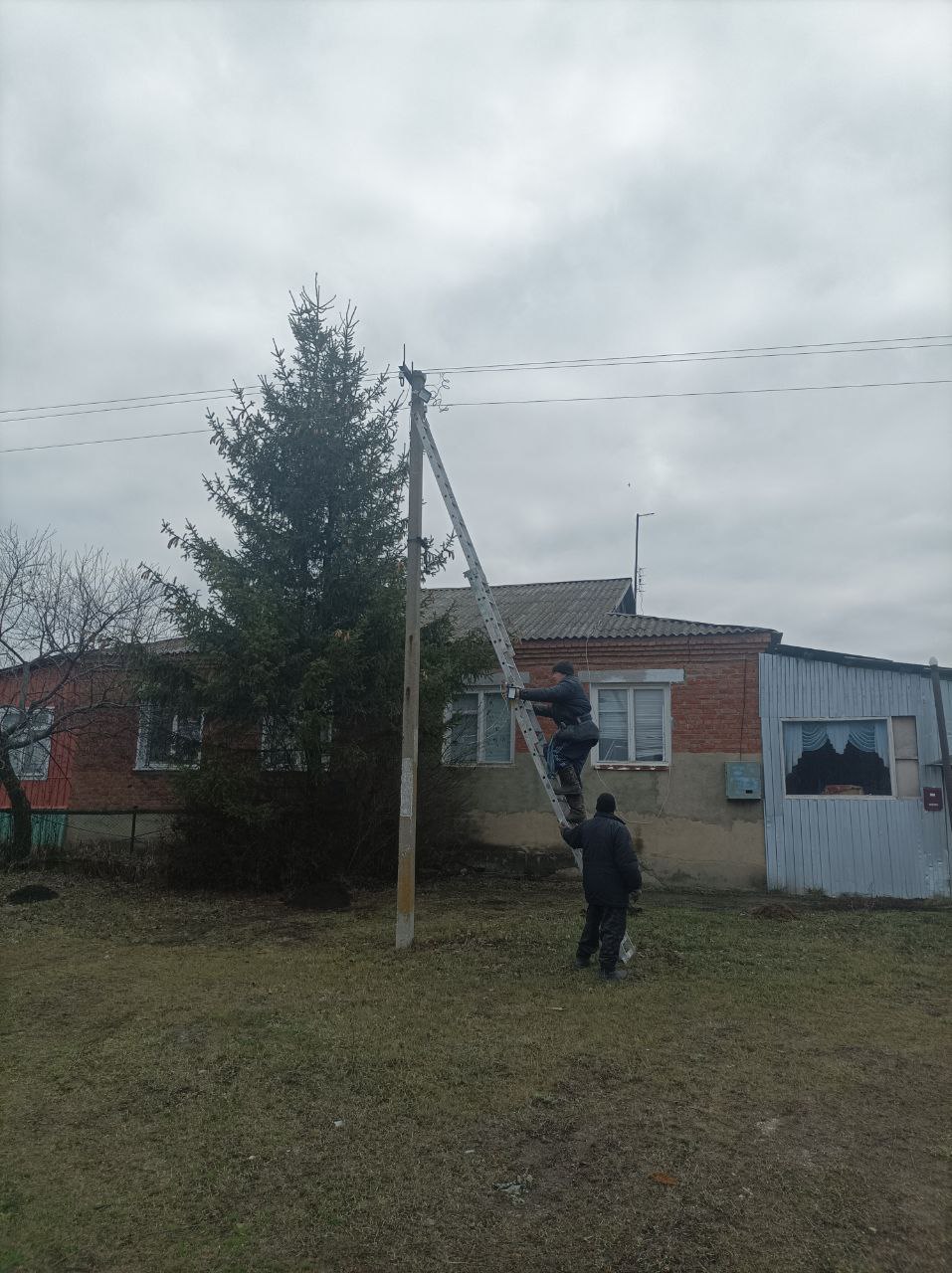 По поручению врип главы администрации Старожуковского муниципального образования Светланы Осиповой на территории МО заменили уличные фонари.