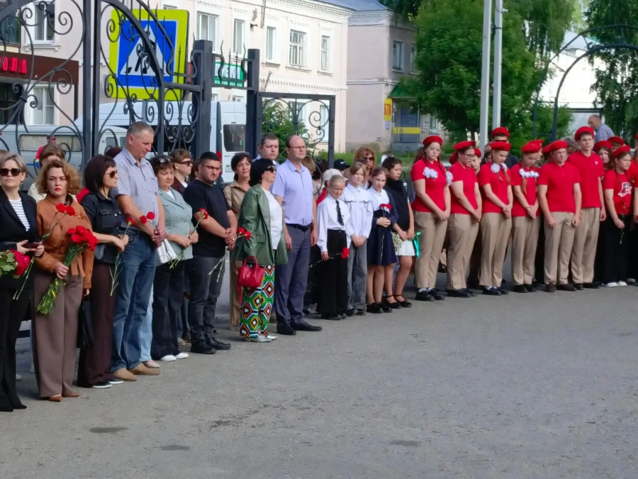 Сотрудники администрации Базарно-Карабулакского района приняли участие в митинге, приуроченном ко Дню памяти и скорби 