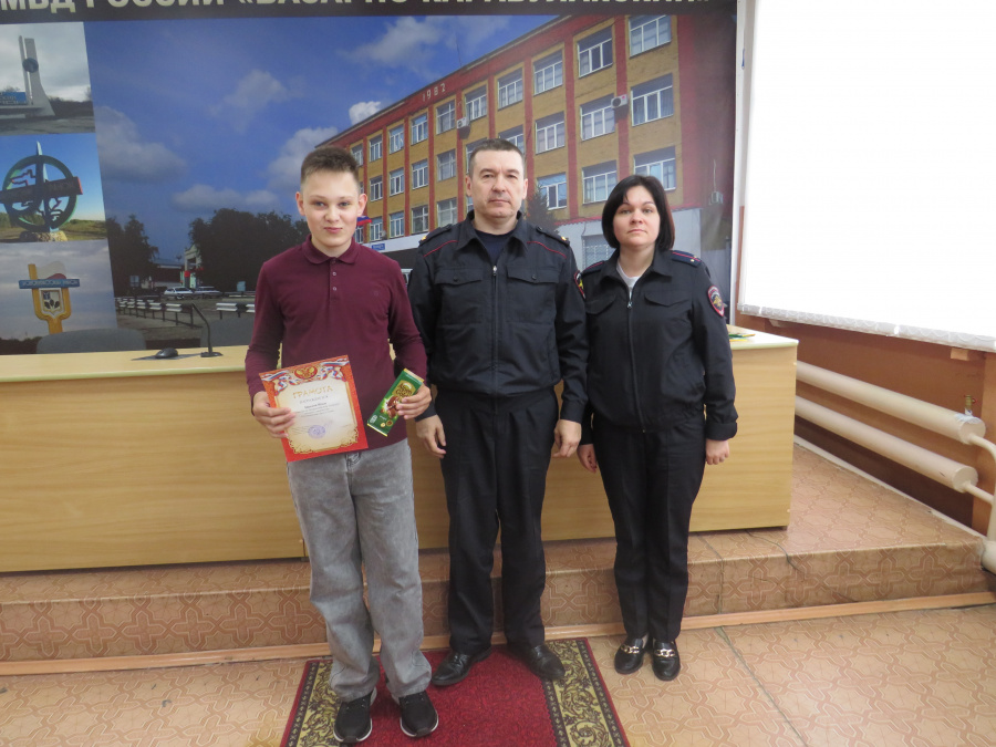 В Базарном Карабулаке полицейские наградили детей принявших участие в конкурсе «Полицейский дядя Стёпа»