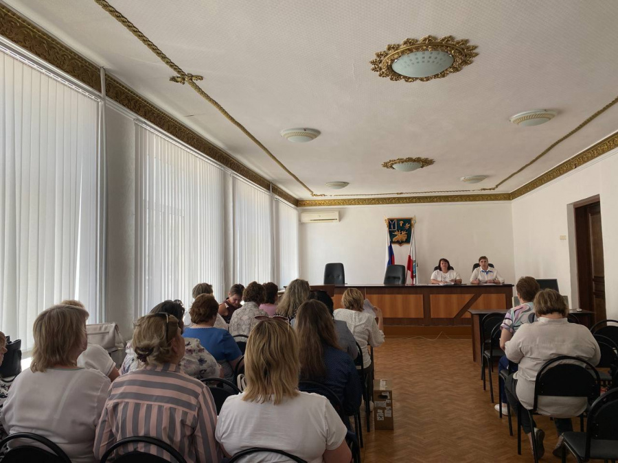 Первый заместитель главы администрации района Ю.В. Евдокимова провела рабочее совещание с руководителями образовательных учреждений