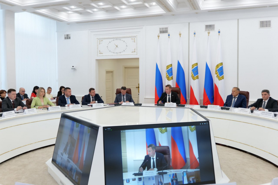 Губернатор Роман Бусаргин провел постоянно действующее совещание с участием зампредов и министров Правительства области, а также глав районов.