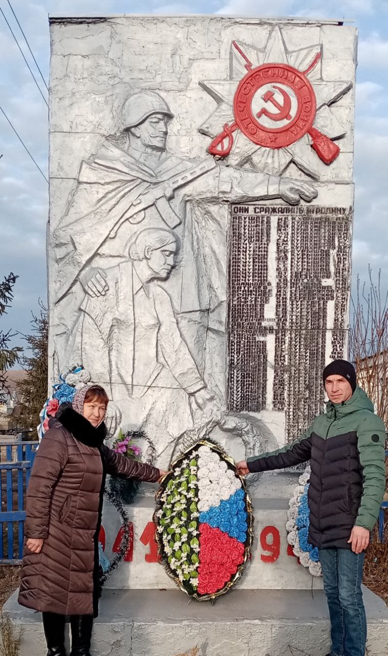 09.12.2024г. в честь "Дня Героев Отечества" на территории Яковлевского МО под руководством главы администрации Р.Г.Тугушева состоялось церемония возложения цветов к памятникам погибшим землякам в годы Великой Отечественной Войны