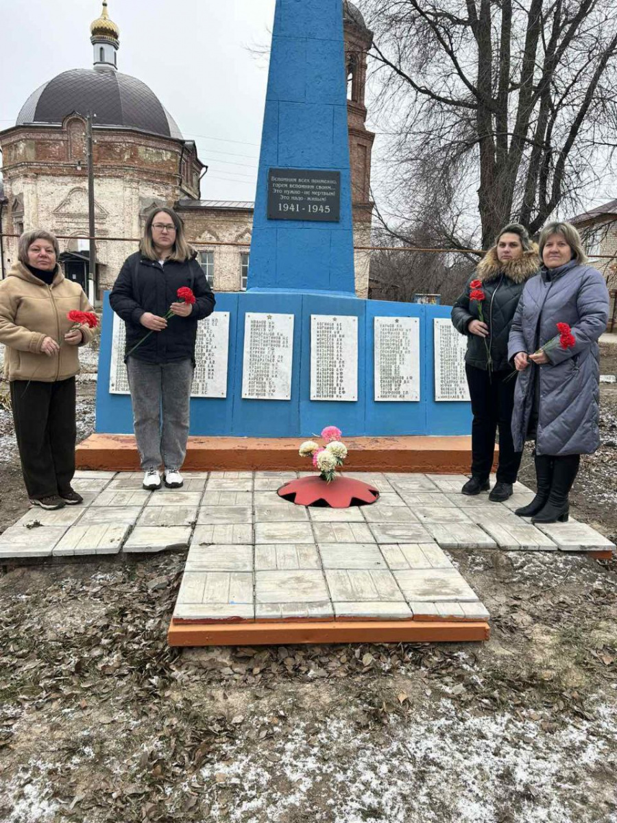Сегодня во всех населенных пунктах Максимовского муниципального образования прошло возложение цветов к памятникам землякам, погибшим на полях сражений