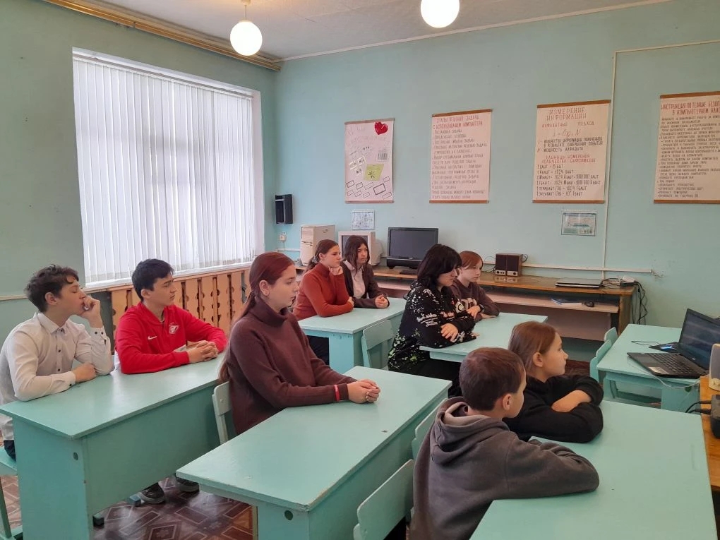 16 января работник  сельского Дома культуры с. Тепляковка провела информационный час с учащимися старших классов  на тему «Предупрежден – значит вооружен»