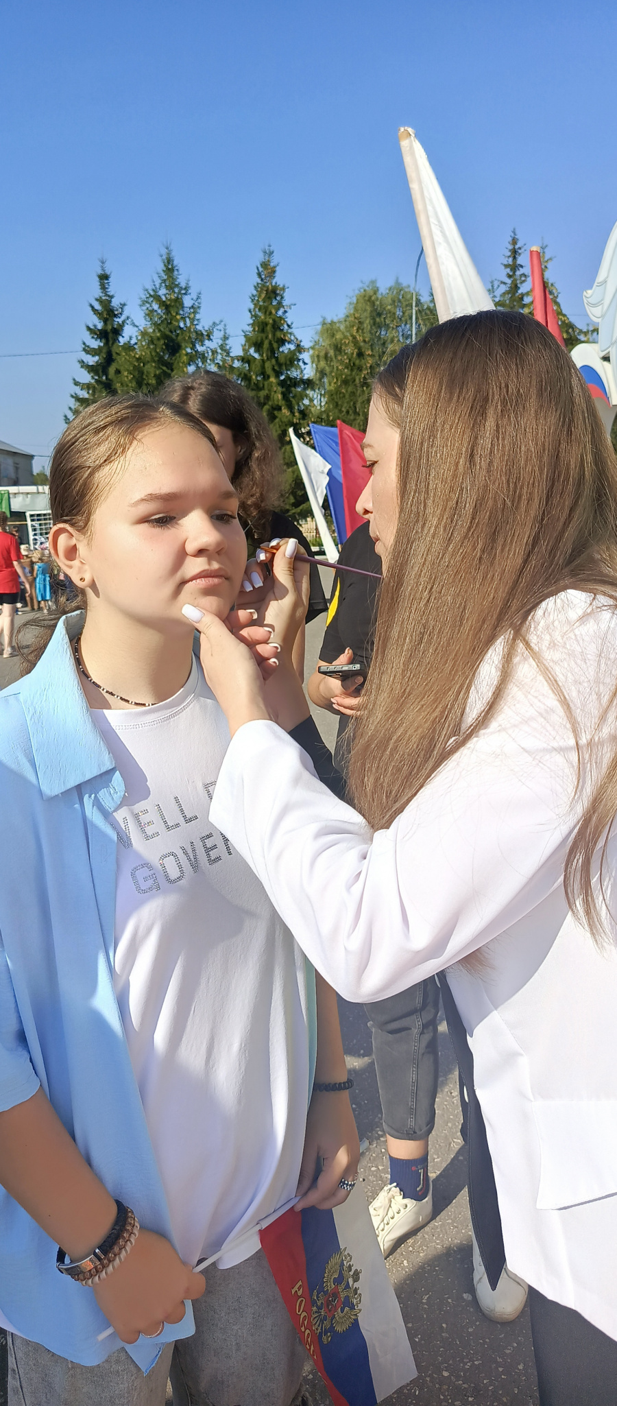 В рамках празднования Дня Флага России, заведующая сектором РДК Анна Абрамова провела акцию «Аквагрим – три любимых цвета», символизирующую патриотизм и единение россиян