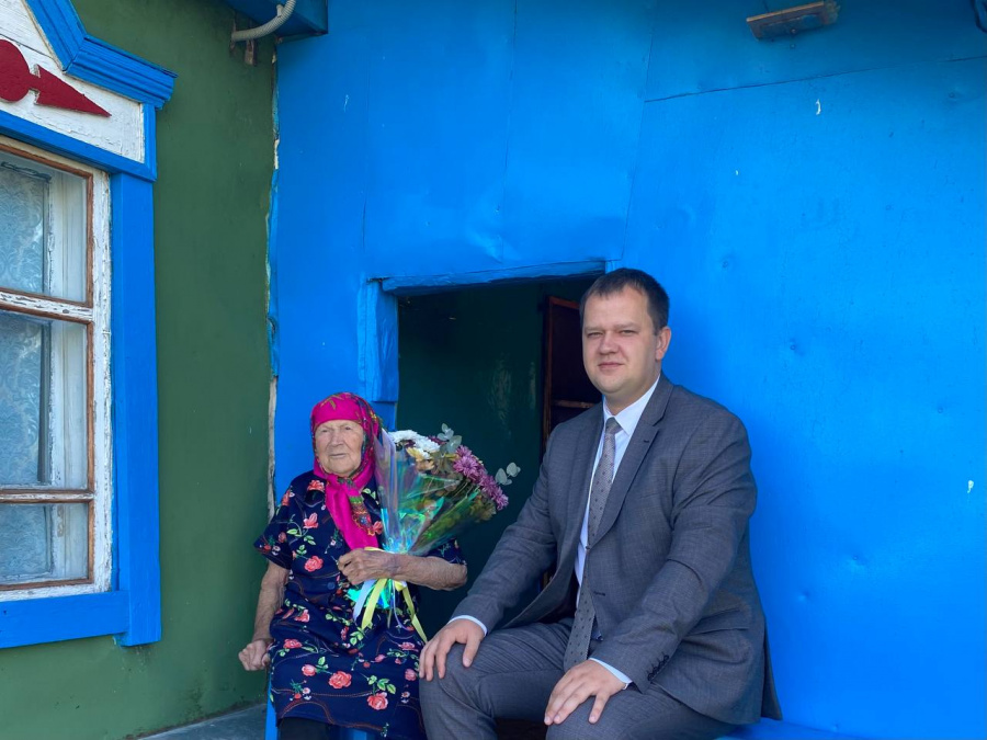 Врип главы района А. Д. Курочкин навестил труженицу тыла М. В. Горухину из села Арбузовка Врип главы района А. Д. Курочкин навестил труженицу тыла М. В. Горухину из села Арбузовка