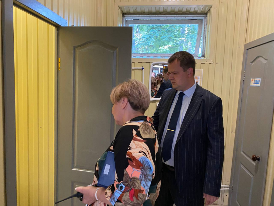 Временно исполняющий полномочия главы района А. Д. Курочкин отреагировал на  поступившую в социальные сети жалобу, касающуюся санитарного состояния летнего оздоровительного комплекса «Ласточка»