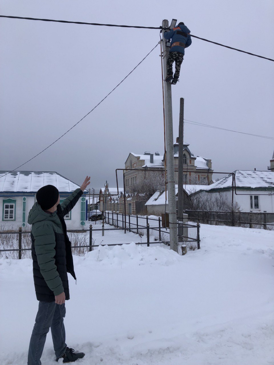 На территории Яковлевского МО в с.Яковлевка под руководством главы администрации Р.Г.Тугушева была проведена замена фонаря уличного освещения
