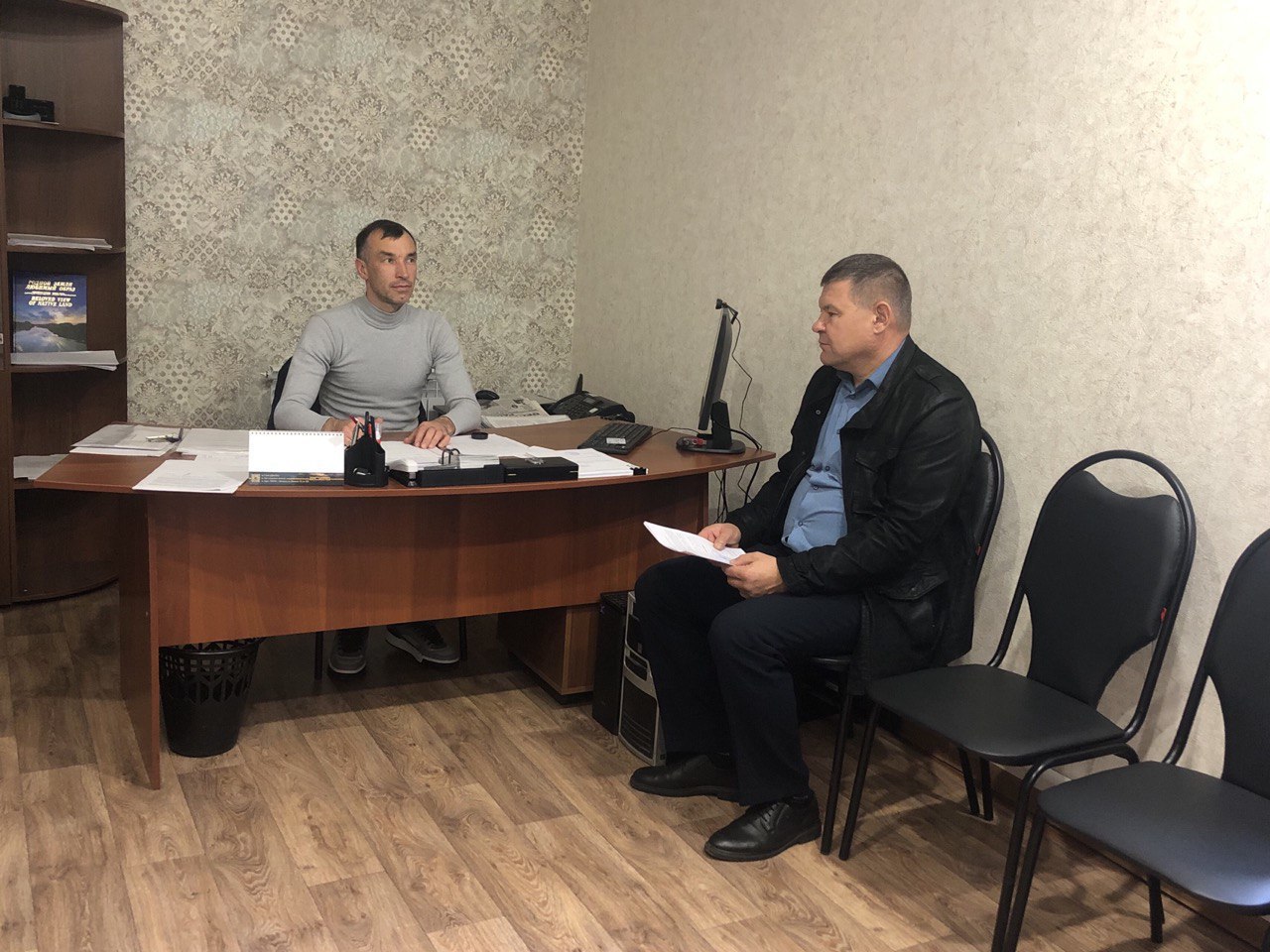 Сегодня глава администрации Яковлевского МО Ринат Тугушевым провёл встречу с начальником районных электросетей Владимиром Дмитриевым