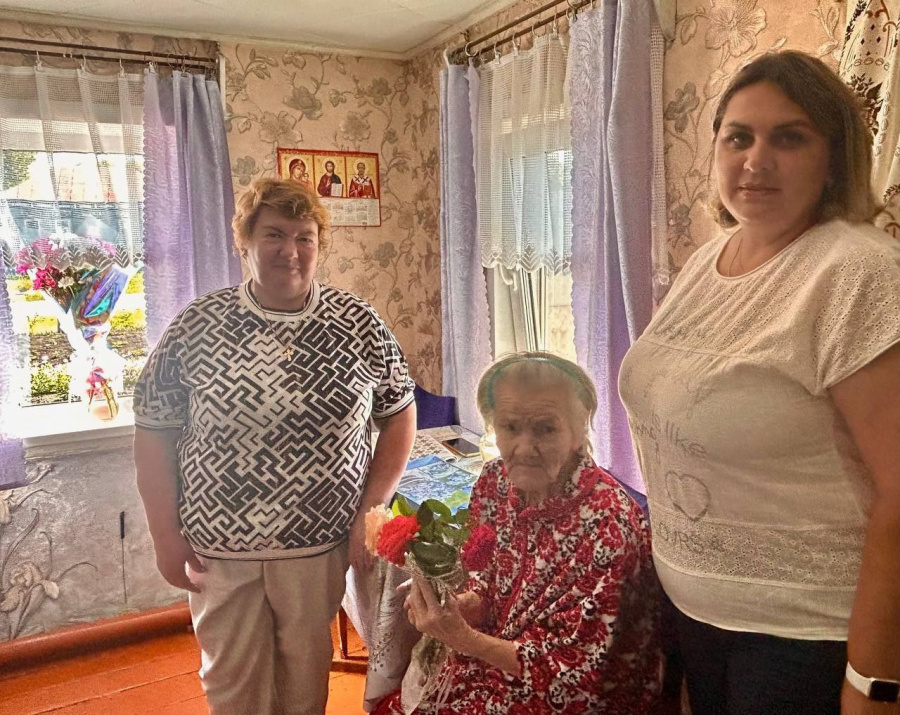 Сегодня глава администрации Максимовского МО Т. П. Брагина вместе с депутатом  А. А. Денисовой  и директором МБУК "КДЦ Максимовского МО" Е. В. Симоненко поздравили с 95- летием жительницу с. Сухой Карабулак, труженицу тыла Т. Ф. Горохову