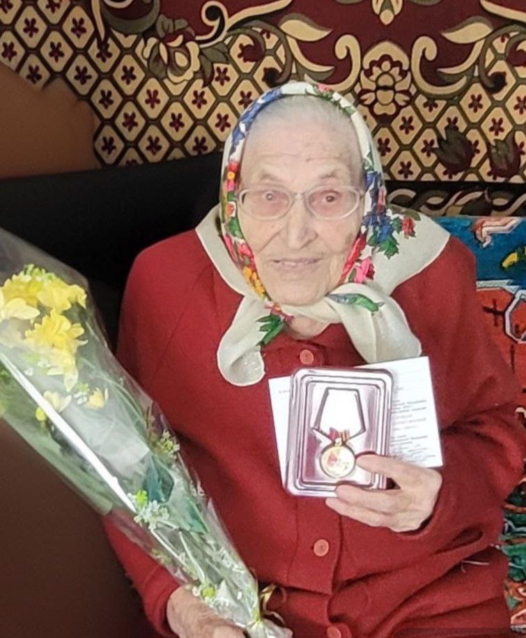 Глава района Н.В. Трошина вручила юбилейную медаль «80 лет Победы в Великой Отечественной войне 1941-1945 годов» труженице тыла Конновой Марии Дмитриевне