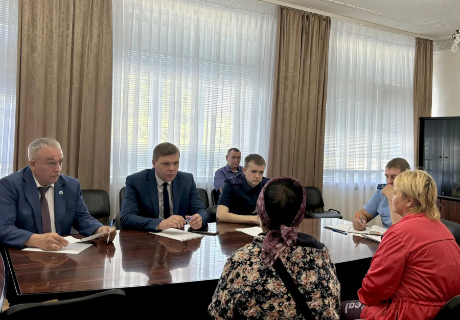 Глава района Андрей Кушнарёв провёл приём участников спецоперации и членов их семей Глава района Андрей Кушнарёв провёл приём участников спецоперации и членов их семей