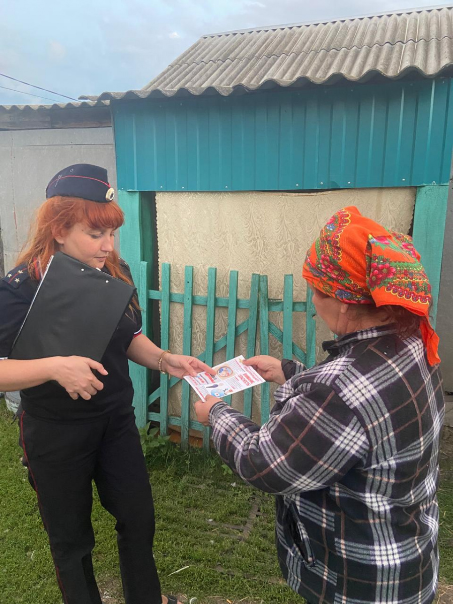 В Базарно-Карабулакском районе участковый уполномоченный провела беседы по профилактике мошенничества