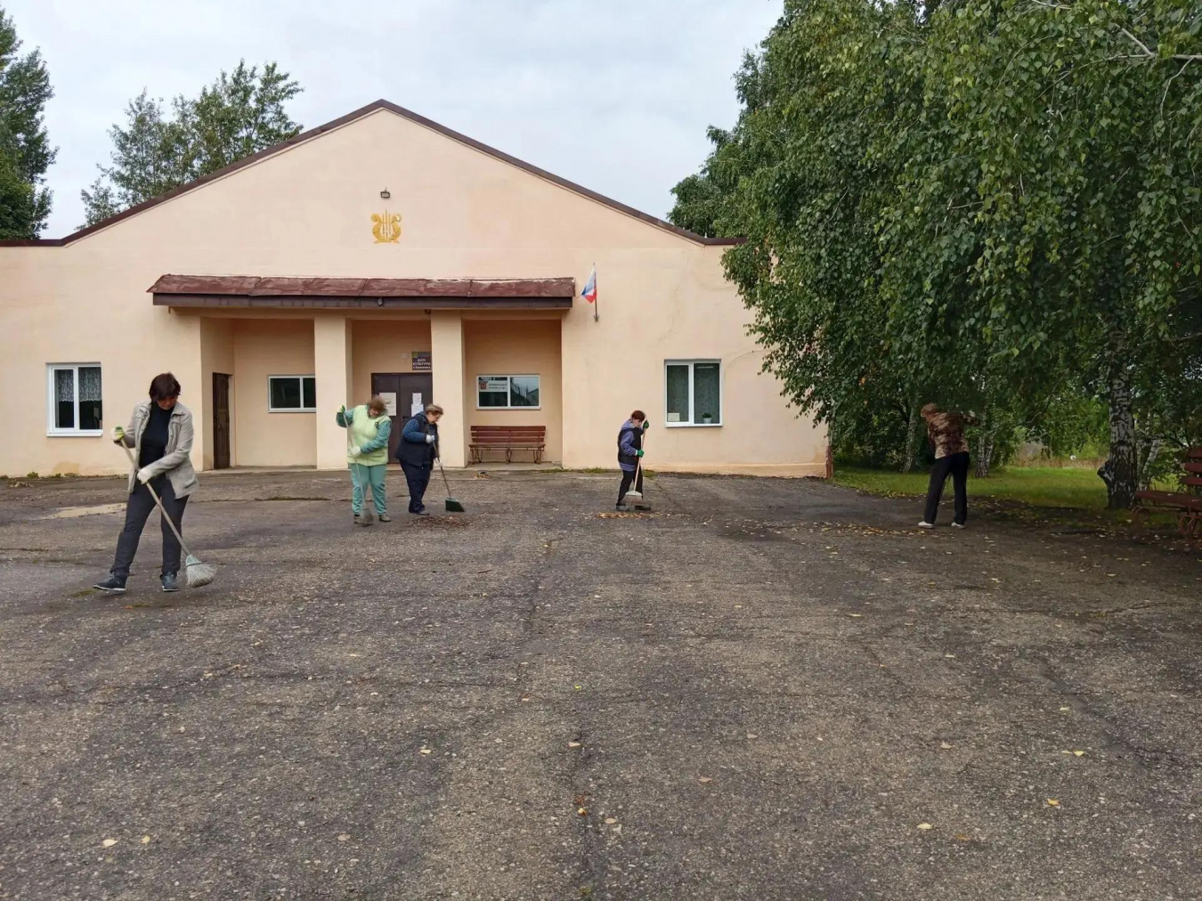 По поручению главы администрации Липовского муниципального образования Ольги Быковой началось осеннее благоустройство общественных территорий