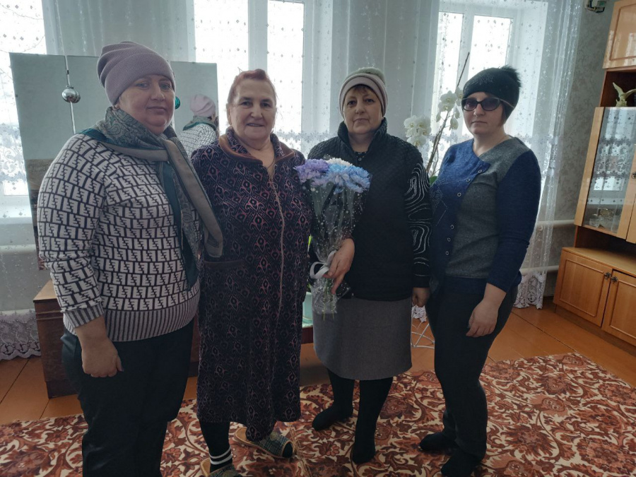 Заместитель главы администрации Липовского муниципального образования Т.И. Алексушина, совместно с руководителем дома культуры с. Тепляковка О.В. Быковой поздравили  с юбилейным днём рождения ветерана муниципальной службы А. Н. Паранову