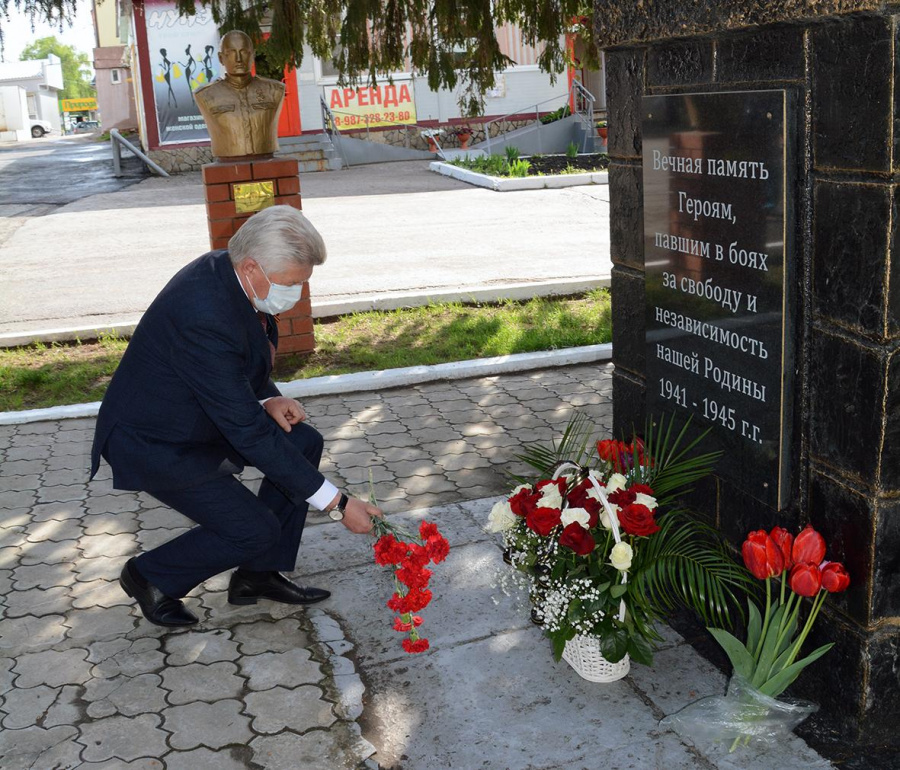 Церемония возложения цветов к мемориалу павшим землякам от лица всех жителей