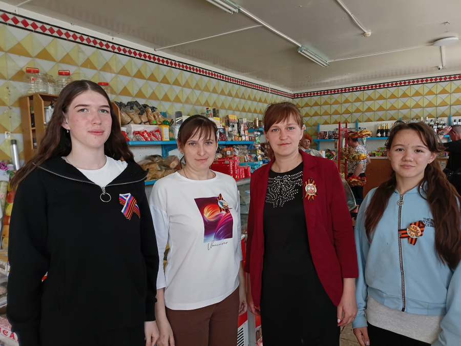 Руководитель Казалинского СДК совместно с девочками из патриотического клуба приняли участие в акции **"Георгиевская ленточка"**, символом которой является лента черно-оранжевого цвета