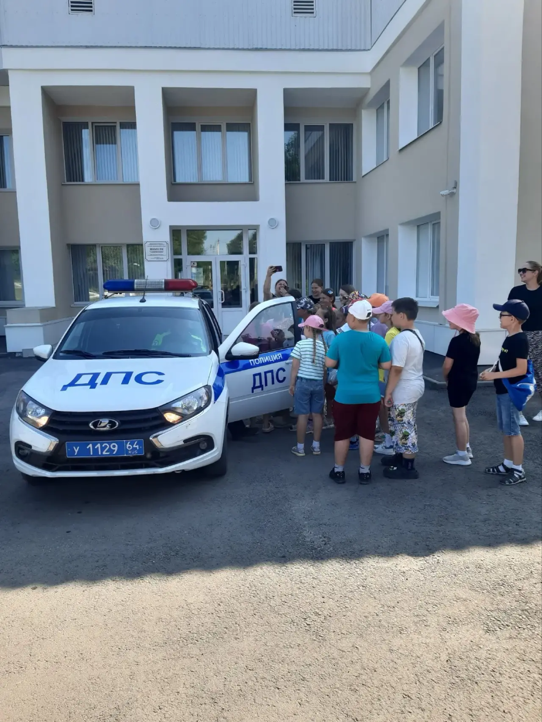 Госавтоинспекторы познакомили детей из пришкольного лагеря с патрульным автомобилем