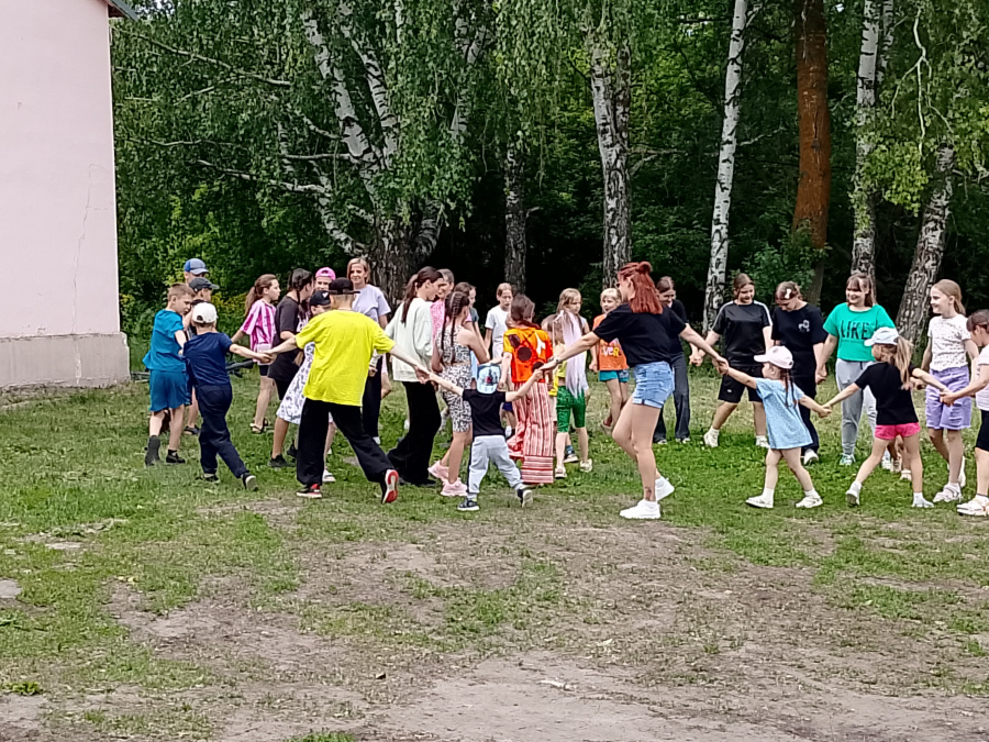 Радостно, звонко, тепло и красочно прошло развлекательное мероприятие ко Дню защиты детей ""Праздник в Волшебной стране "  на базе Большечечуйского СДК 1 июня  2025г