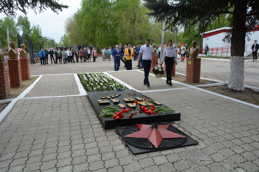 Поздравить с предстоящим торжеством и выразить искреннюю благодарность за свободу, подарить живые цветы и подарки к ветерану приехали председатель Саратовской областной думы А. С. Романов и глава Базарно-Карабулакского муниципального района О. А. Чумбаев