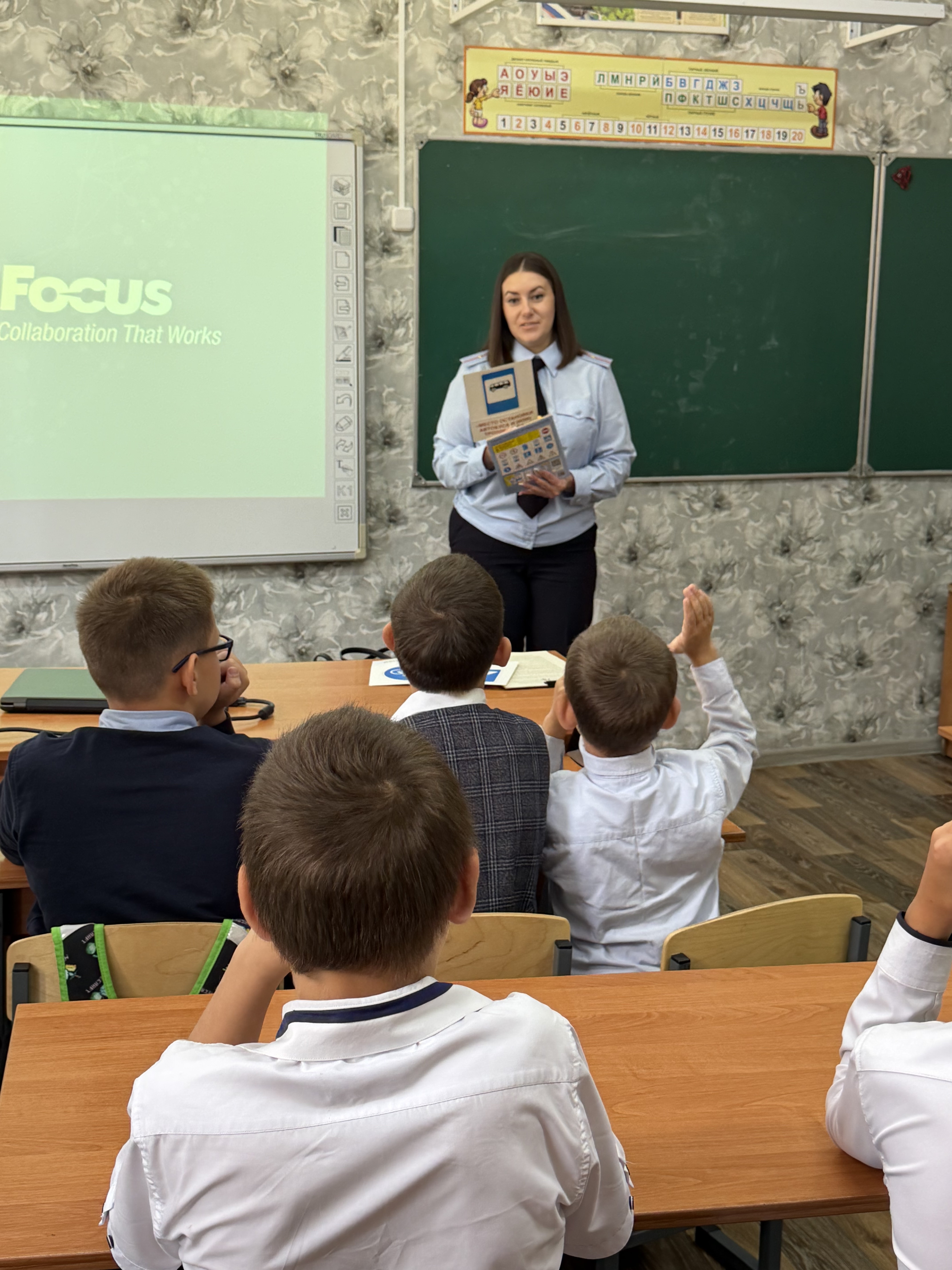 Инспектор по пропаганде провела в коррекционной школе профилактическую беседу со школьниками