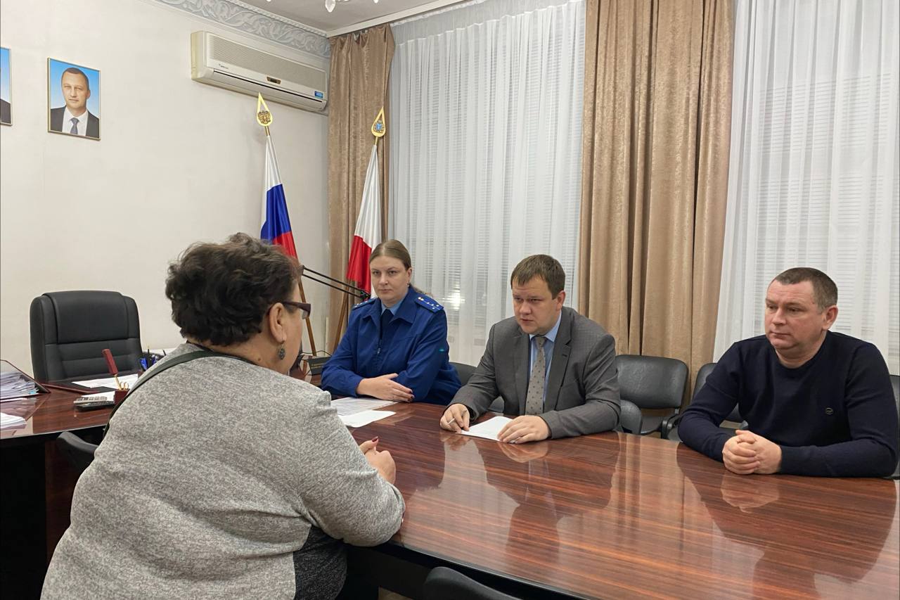 Сегодня, в первую субботу месяца, глава района Артём Курочкин традиционно провёл прием участников специальной военной операции, их родных и близких.