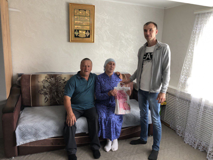 Глава администрации Яковлевского МО Р.Г. Тугушев вместе с работниками администрации и библиотеки в День семьи, любви и верности посетили семью Тугушевых