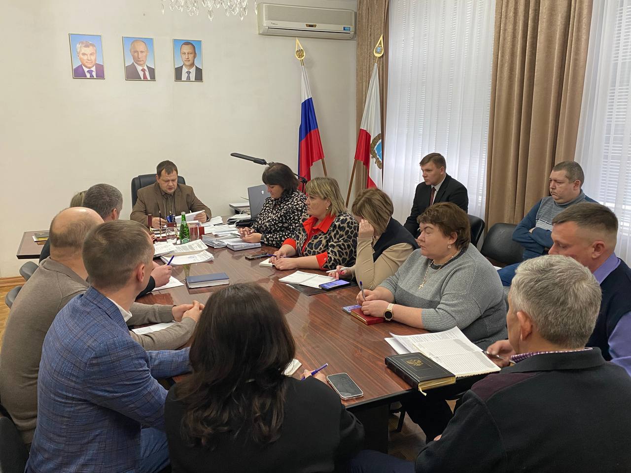 Глава Базарно-Карабулакского района Артём Курочкин традиционно в понедельник провёл еженедельное совещание с главами администраций муниципальных образований