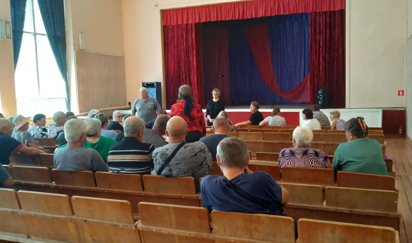 Глава администрации Липовского МО Ольга Быкова провела встречу с жителями села Березовка